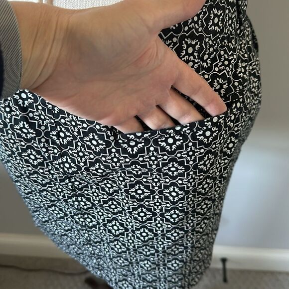 Sz 8 Old Navy black and white pattern skirt with pockets - Picture 4 of 7